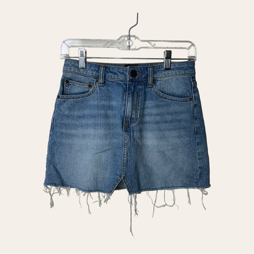 0123W. BDG MEDIUM WASH DENIM SKIRT‎ SIZE XSMALL RAW HEM SLIT